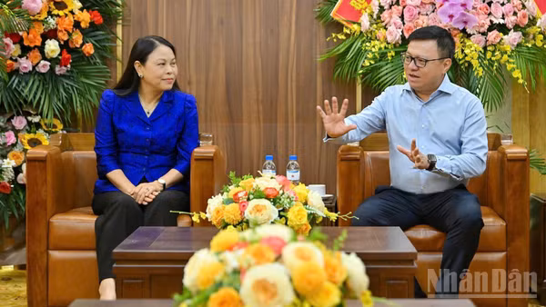 Đồng chí Lê Quốc Minh, Ủy viên Trung ương Đảng, Tổng Biên tập Báo Nhân Dân, Phó Trưởng ban Tuyên giáo và Dân vận Trung ương, Chủ tịch Hội Nhà báo Việt Nam tiếp đoàn công tác Văn phòng Trung ương Đảng do đồng chí Nguyễn Thị Thu Hà, Ủy viên Trung ương Đảng, Phó Chánh Văn phòng Thường trực Văn phòng Trung ương Đảng kiêm Bí thư Đảng ủy cơ quan làm Trưởng đoàn.