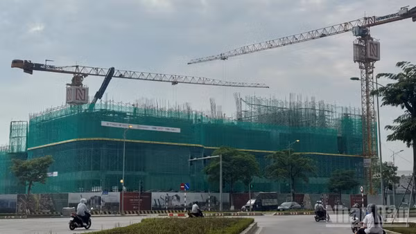 Thi công văn phòng khu vực đang đối mặt với áp lực chi phí phức tạp, biến động tiền tệ và nhu cầu gia tăng không gian làm việc. (Ảnh: HNV)