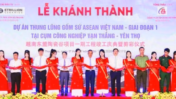 Các đại biểu cắt băng khánh thành dự án Thung lũng Gốm sứ Asean Việt Nam - giai đoạn 1 (Ảnh MAI LUẬN)