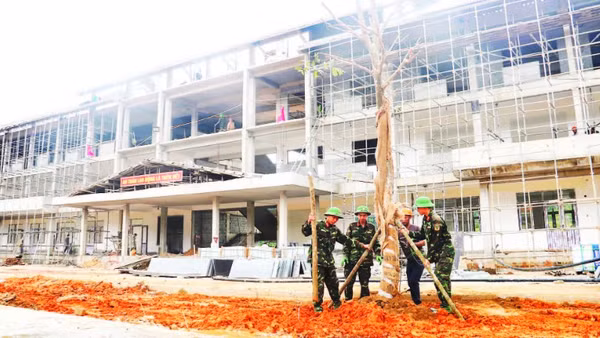 Cán bộ, chiến sĩ Bộ Chỉ huy quân sự thành phố Huế tham gia hỗ trợ thi công tại các điểm trường.