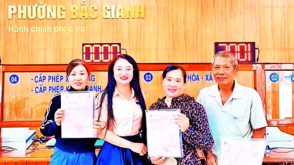 Bắc Gianh là một trong số ít địa phương cấp xã ở tỉnh Quảng Trị cấp giấy chứng nhận quyền sử dụng đất cho người dân sau ít tháng chính quyền phường được thành lập.