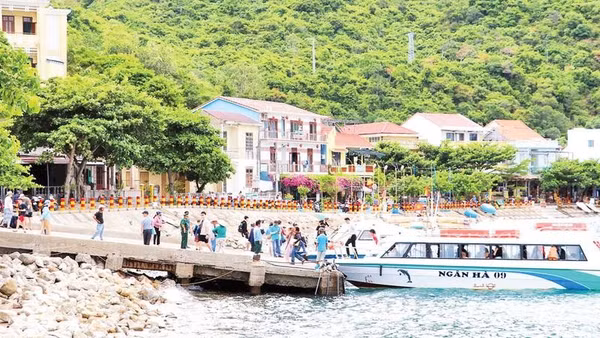 Vào mùa cao điểm trung bình một ngày có hơn 2.000 lượt khách ra vào tham quan đảo Cù Lao Chàm.