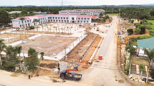 Đơn vị thi công nỗ lực hoàn thiện các hạng mục tại Trường phổ thông nội trú liên cấp tiểu học và trung học cơ sở Hương Khê trước ngày 30/8.