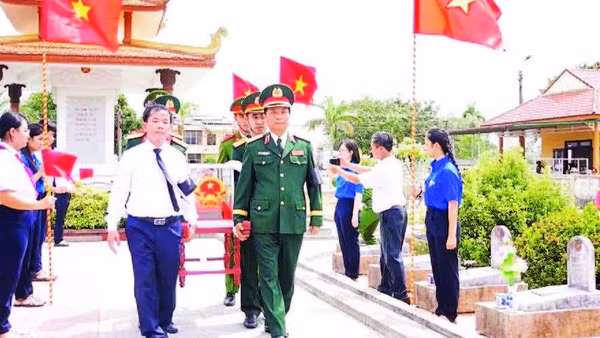Tỉnh Quảng Trị long trọng tổ chức lễ truy điệu và an táng 13 hài cốt liệt sĩ được tìm thấy tại khu vực Câu Nhi (Ảnh HIẾU MINH)