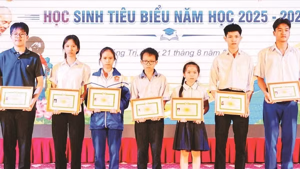 Các học sinh mồ côi vừa được kết nạp vào Quỹ Cho Con.