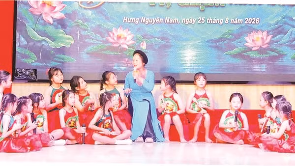 Nghệ nhân Ưu tú Nguyễn Thị Hương, người gieo mầm tình yêu dân ca ví, giặm Nghệ Tĩnh cho thế hệ trẻ.