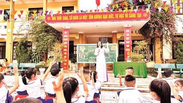 Học sinh khối 1, Trường tiểu học Đồng Hải trong ngày đầu đến trường.