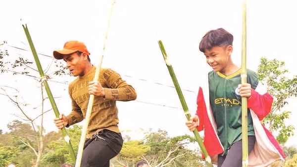 Sôi động hội thi đi cà kheo ở xã Kim Phú.