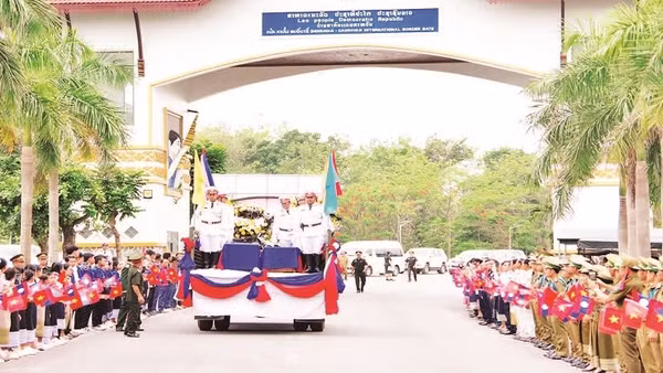 Lễ bàn giao và đón nhận hài cốt liệt sĩ quân tình nguyện, chuyên gia Việt Nam hy sinh tại Lào được quy tập trong mùa khô năm 2025-2026.
