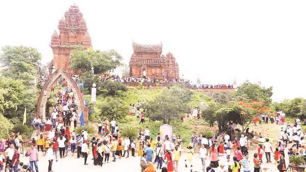Mỗi mùa lễ hội Katê hằng năm, đồng bào Chăm từ nhiều nơi tìm về dưới chân Tháp Pô Klong Garai để tìm hiểu lịch sử và thực hiện nghi lễ tín ngưỡng của cộng đồng.