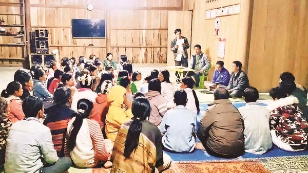 Các thầy cô giáo Trường Phổ thông nội trú tiểu học và trung học cơ sở Hùng Sơn tăng cường vận động, tuyển sinh, đưa học sinh vào trường nội trú.