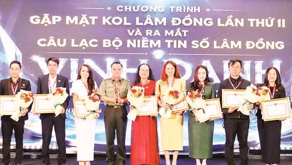 Lãnh đạo Công an tỉnh Lâm Đồng trao giấy khen tặng các KOL có đóng góp cho phong trào Toàn dân bảo vệ an ninh Tổ quốc tại địa phương.