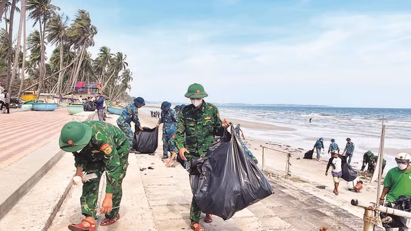Các lực lượng đoàn thể cùng với người dân tham gia nhặt rác bãi biển bảo vệ môi trường tại phường Mũi Né.