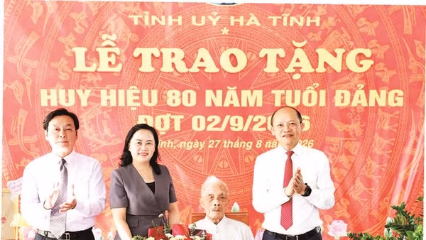 Đồng chí Đặng Tưng nhận Huy hiệu 80 năm tuổi đảng.