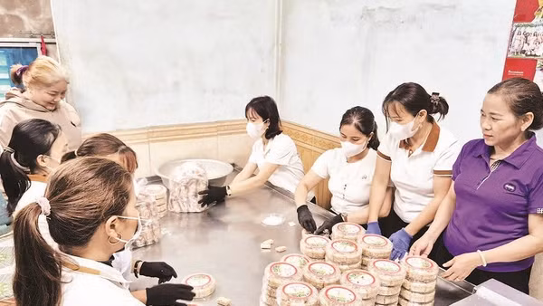 Đóng gói sản phẩm tại cơ sở bánh kẹo Ngọc Thắng ở xã Triệu Cơ, tỉnh Quảng Trị.