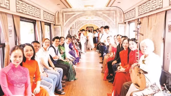 Hành khách ở toa cộng đồng cũng rất vui khi được nghe trình diễn ca nhạc dân gian, thưởng thức ẩm thực địa phương và giới thiệu đặc sản vùng miền đạt tiêu chuẩn OCOP.