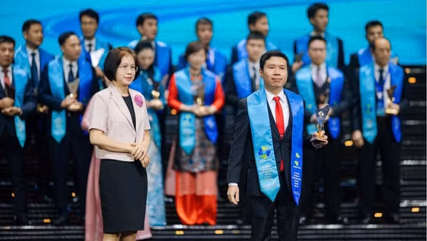 Phó Chủ tịch Hội đồng quản trị ETC Hà Mạnh Hùng nhận biểu trưng Thương hiệu quốc gia Việt Nam cho sản phẩm Phần mềm máy tính ETC (Ảnh: ETC)