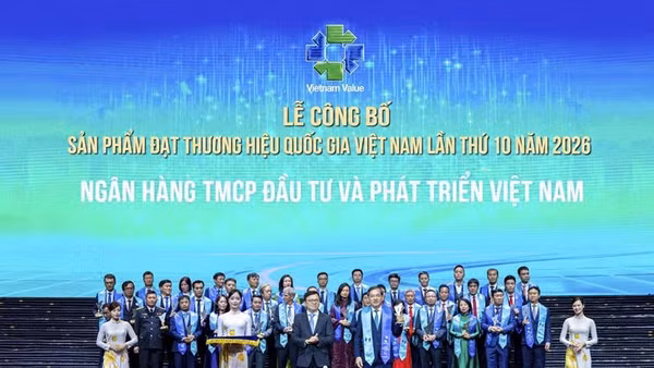 Ủy viên HĐQT BIDV Đặng Văn Tuyên đại diện ngân hàng nhận Danh hiệu. (Nguồn: BIDV)