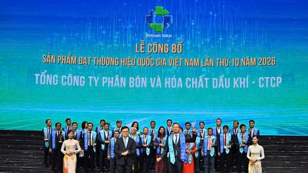 Tổng giám đốc Phan Công Thành đại diện PVFCCo-Phú Mỹ nhận vinh danh tại Lễ công bố. (Ảnh: PVFCCo-Phú Mỹ )
