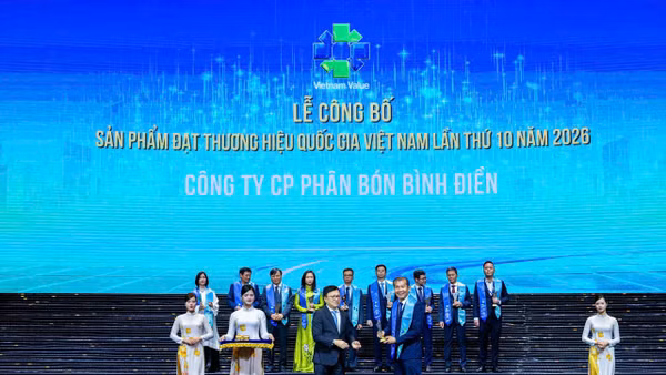Ông Phan Văn Tâm, Phó Tổng Giám đốc Công ty cổ phần phân bón Bình Điền nhận biểu trưng Thương hiệu quốc gia năm 2026.