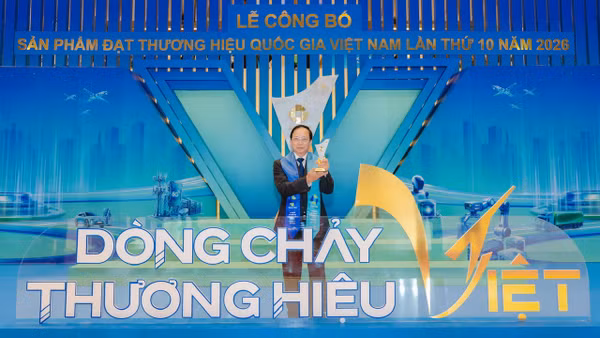 Ông Nguyễn Thành Đô, Phó Chủ tịch Hội đồng Quản trị HDBank đại diện HDBank nhận biểu trưng HDBank-Thương hiệu Quốc Gia 2026 (Ảnh: HDBank)