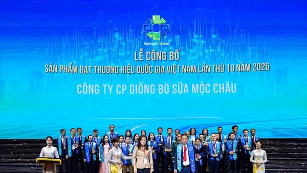 Ông Phạm Hải Nam, Tổng Giám đốc Công ty Cổ phần Giống bò sữa Mộc Châu nhận biểu trưng Thương hiệu quốc gia Việt Nam năm 2026 (Ảnh: Mộc Châu Milk)