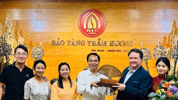 Doanh nhân Nguyễn Văn Tưởng trân trọng tặng ông Marc Knapper chiếc quạt trầm hương, tháng 4/2025, khi ông đang là Đại sứ Hoa Kỳ tại Việt Nam thăm Trầm Hương Khánh Hòa ATC. (Ảnh: ĐỨC ANH)