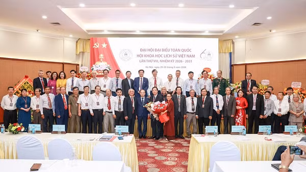Ban Chấp hành ra mắt Đại hội. (Ảnh: QUANG VINH)