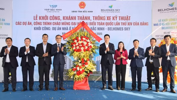 Lãnh đạo tỉnh Bắc Ninh tặng hoa chúc mừng Lễ khởi công dự án nhà ở xã hội VSIP Bắc Ninh-BelHomes Sky.