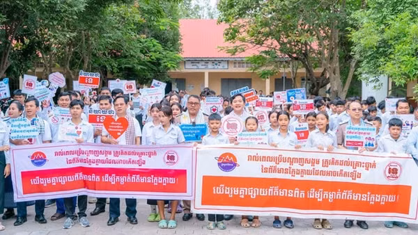 Chiến dịch "Nói không với tin giả” được phổ biến rộng rãi trong các trường học ở Campuchia. (Ảnh: AKP)