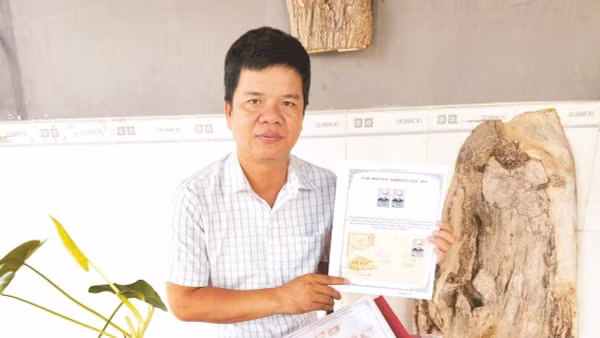 Ông Thu với bộ sưu tập tem về Chủ tịch Tôn Đức Thắng.
