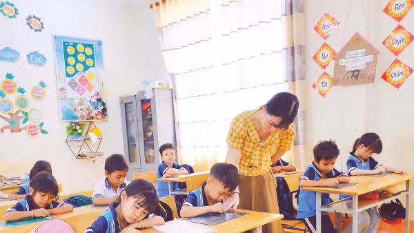 Ngoài truyền đạt kiến thức, giáo viên còn giúp các em học sinh hiểu và từ bỏ những thói quen không tốt trong sinh hoạt hằng ngày (Ảnh: Một giờ học ở Trường tiểu học Đắk Á, xã Bù Gia Mập, thành phố Đồng Nai)