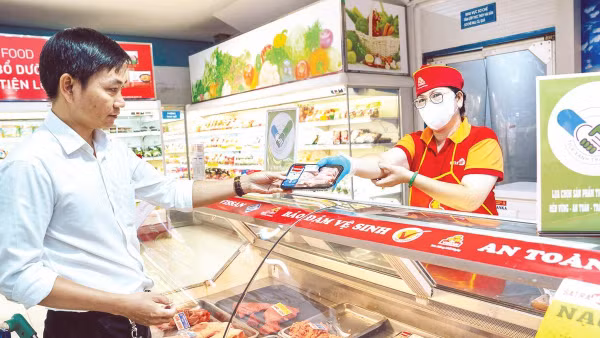 Người dân mua thịt heo an toàn trong một siêu thị Satramart (Ảnh CTV) Nguy cơ mất an toàn vẫn hiện hữu