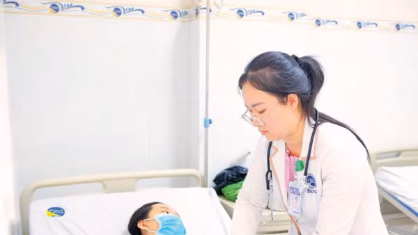 Bác sĩ Bệnh viện đa khoa Xuyên Á Tây Ninh thăm khám ca bệnh sốt xuất huyết.