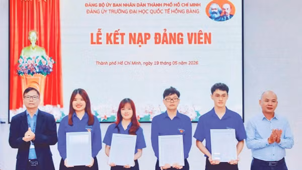 Kết nạp Đảng cho sinh viên tại Trường đại học quốc tế Hồng Bàng.