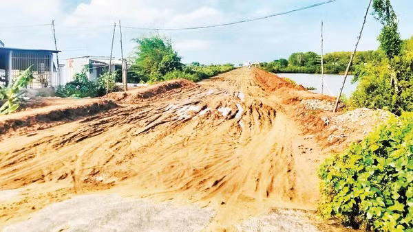 Tình trạng thi công tuyến đê chậm, kéo dài, khiến việc tham gia giao thông của người dân khó khăn.