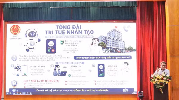Đại biểu trải nghiệm tương tác thông tin với Tổng đài ứng dụng trí tuệ nhân tạo và thông tin thuế qua nền tảng thanh toán số (Ảnh LÊ TÚ)