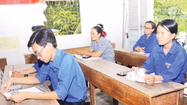 Thanh niên ấp Phước Trung (xã Phước Mỹ Trung, tỉnh Vĩnh Long) tham gia tư vấn về chương trình lao động ở nước ngoài theo hợp đồng.