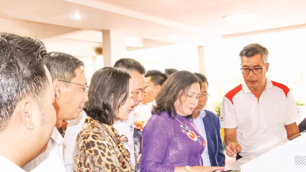 Lãnh đạo Tỉnh ủy Tây Ninh trải nghiệm các tính năng của kiosk TRAM EZYSERVE.