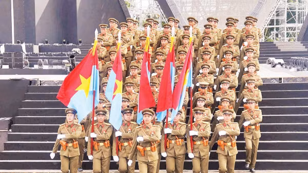 Khối sĩ quan đại diện 5 cánh quân trong một buổi tập luyện cho chương trình “Tổ quốc trong tim” 2026 (Ảnh NHẬT THÀNH)