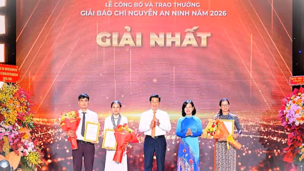 Ủy viên Trung ương Đảng, Chủ tịch Hội đồng nhân dân tỉnh Tây Ninh Nguyễn Mạnh Hùng và Trưởng ban Tuyên giáo và Dân vận Tỉnh ủy Tây Ninh Nguyễn Thị Xuân Hương trao thưởng cho các tác giả đạt giải Nhất.