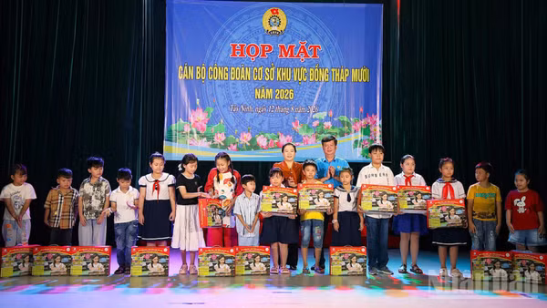 Lãnh đạo Tổng Liên đoàn Lao động Việt Nam, Liên đoàn Lao động tỉnh Tây Ninh và Ban Tuyên giáo và Dân vận Tỉnh ủy trao quà cho học sinh có hoàn cảnh khó khăn khu vực Đồng Tháp Mười. (Ảnh: THANH PHONG)