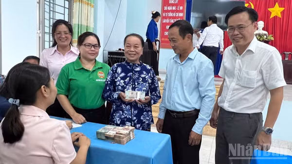 Người dân xã Hiệp Hòa hài lòng với việc giải quyết thủ tục hành chính trong việc chi trả tiền giải phóng mặt bằng minh bạch, chuyên nghiệp. (Ảnh: THANH PHONG)