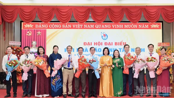Ban Chấp hành Hội Nhà báo tỉnh Tây Ninh lần thứ I, nhiệm kỳ 2026-2031 ra mắt đại hội. (Ảnh: THANH PHONG)