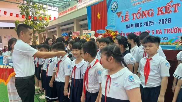 Giám đốc Siêu thị Co.opmart Tây Ninh Nguyễn Văn Bảo trao tặng kỷ niệm chương và vở mới cho học sinh