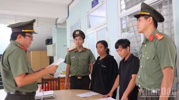 Công an Tây Ninh bắt giam 2 đối tượng tổ chức cho người nước ngoài ở lại Việt Nam trái phép. (Ảnh: THANH PHONG)