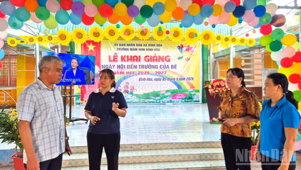 Lãnh đạo xã Bình Hòa (Tây Ninh) kiểm tra công tác chuẩn bị trước giờ khai giảng năm học mới tại Trường mầm non Bình Hòa
