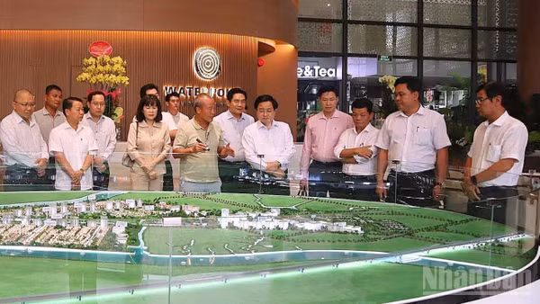 Lãnh đạo tỉnh Tây Ninh kiểm tra quá trình tổ chức thực hiện dự án đã quy hoạch giao cho nhà đầu tư tại xã Bến Lức. (Ảnh: THANH PHONG)