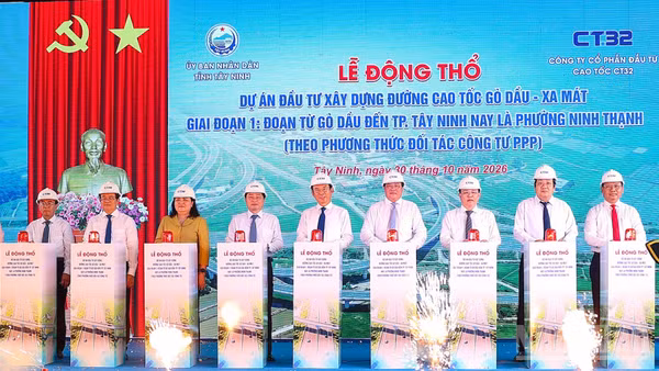 Lãnh đạo tỉnh Tây Ninh ấn nút động thổ dự án cao tốc Gò Dầu-Xa Mát (giai đoạn 1), đoạn từ Gò Dầu đến phường Ninh Thạnh. (Ảnh: THANH PHONG)