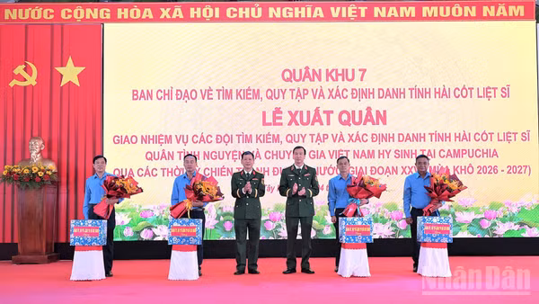 Trung tướng Lê Xuân Thế cùng Thiếu tướng Trần Chí Tâm tặng quà cho các đội K tại lễ xuất quân.